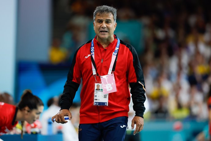 Ambros Martín durante un partido de la selección femenina de balonmano en Paris 2024