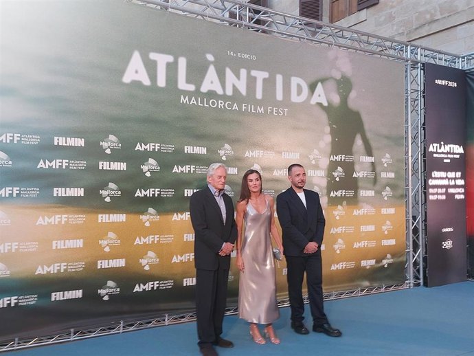 (I-D) El actor Michael Douglas; la reina Letizia y el director del Atlàntida Mallorca Film Fest, Jaume Ripoll, posan en el photocall al inicio de la gala de clausura de la 14 edición del Atlàntida Mallorca Film Fest.