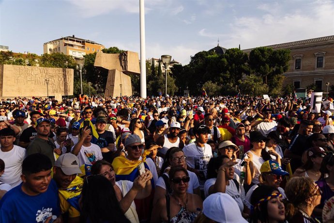 Manifestantes durante una protesta en apoyo a la oposición venezolana, a 28 de julio de 2024, en Madrid (España). Hoy se celebran en Venezuela las elecciones presidenciales. Comando ConVzla ha convocado una manifestación, secundada por el PP de Madrid, pa