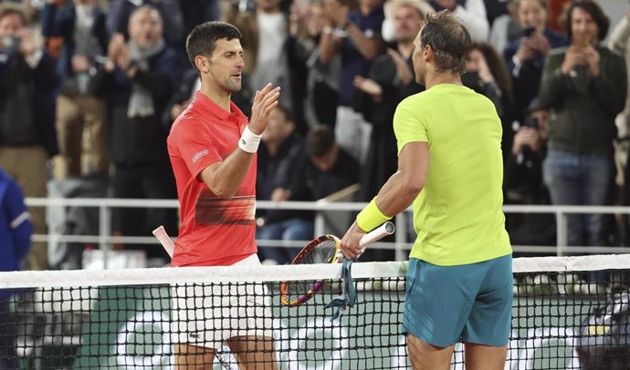 Archivo - Rafa Nadal saluda a Novak Djokovic tras un partido en Roland Garros