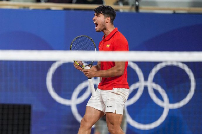 Carlos Alcaraz celebra un punto en Paris 2024