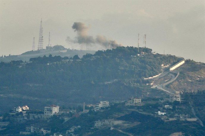 Humo tras un ataque de Hezbolá en territorio israelí