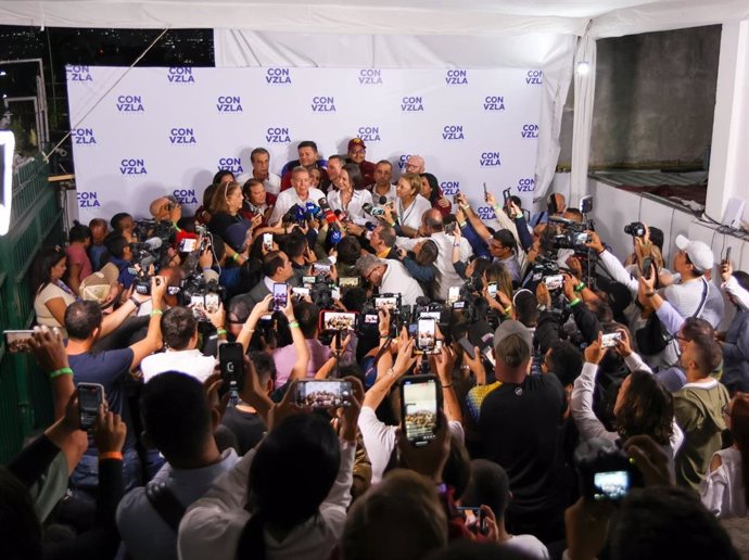 El candidato presidencial opositor de Venezuela, Edmundo González, y la líder opositora María Corina Machado, durante una rueda de prensa tras el cierre de los colegios electorales