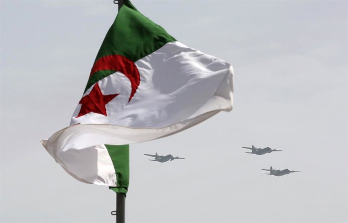 Archivo - ALGIERS, July 5, 2022  -- Aircraft are seen during a military parade to celebrate the 60th anniversary of Algeria's independence in Algiers, capital of Algeria, on July 5, 2022. Algeria on Tuesday held a grand military parade to celebrate the 