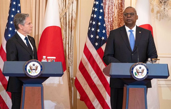 Archivo - January 11, 2023, Washington, DC, United States of America: U.S. Secretary of Defense Lloyd Austin, right, replies to a question as U.S Secretary of State Tony Blinken, left, looks on during a joint press conference with Japanese and U.S officia