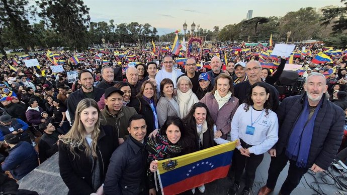 La ministra de Seguridad de Argentina, Patricia Bullrich, acude a las inmediaciones de la Embajada de Venezuela en Buenos Aires para apoyar a los simpatizantes de la oposición en las elecciones presidenciales