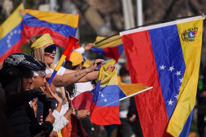 Simpatizantes de la oposición de Venezuela en una manifestación en Chile