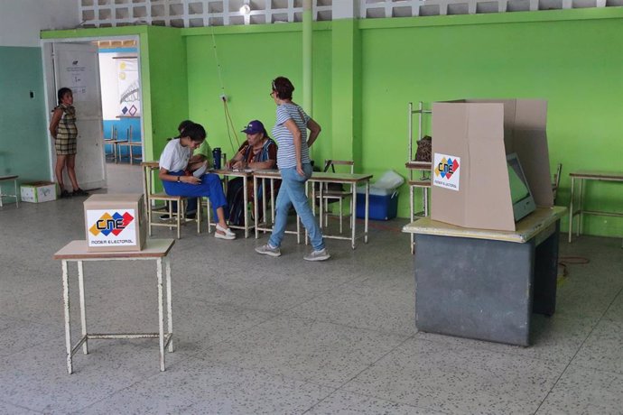 Archivo - December 3, 2023, Maracaibo, Venezuela: Citizens attend  voting booths to cast your vote. Few Venezuelans heeded the call for te referendum convened by the socialist government of Nicolas Maduro, seeking support in the population of voters to ta