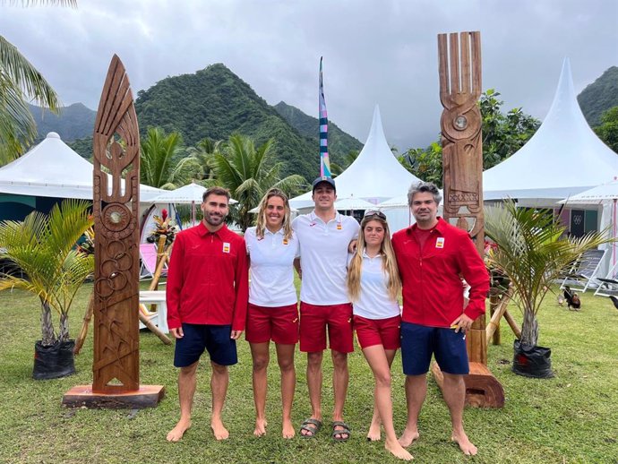 Equipo olímpico español de surf en Tahití