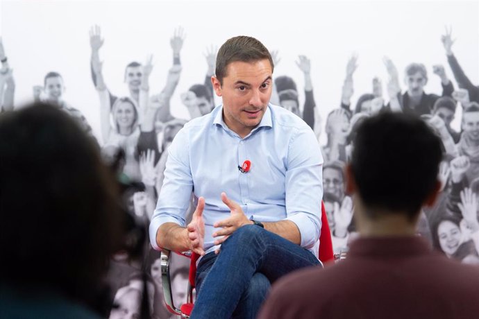 Imagen de recurso del secretario general del PSOE-M, Juan Lobato, durante una entrevista para Europa Press, en la sede del PSOE de Madrid.