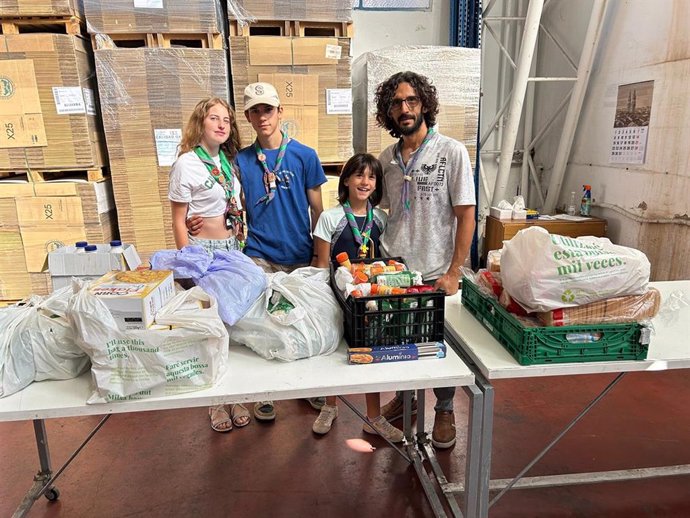 Entrega de alimentos al Banco de Alimentos de La Rioja por parte de la Cofradía Piadosa de la Santa Vera Club de San Asensio y el Grupo Scout 7 Valles de la Vid