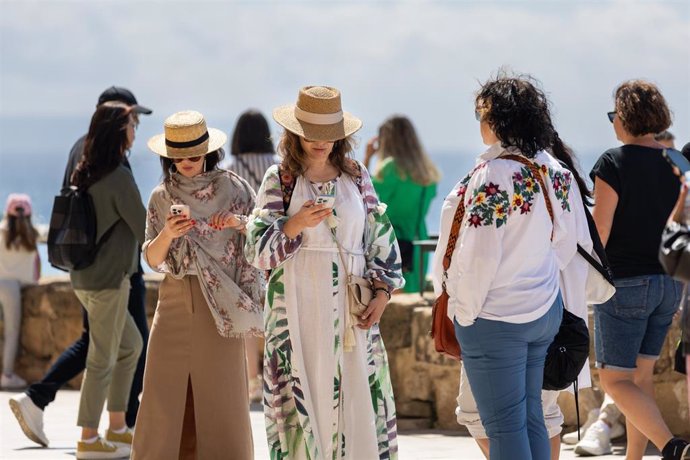 Archivo - Varios turistas en una calle de Palma, a 16 de abril de 2024.