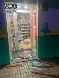 A prisión por herir al dueño de una tienda de Jaén que intentó asaltar con una sierra y un cuchillo