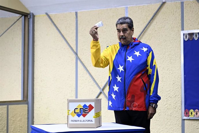 CARACAS, July 28, 2024  -- Venezuelan President Nicolas Maduro displays his ballot before voting during the presidential election in Caracas, Venezuela, July 28, 2024. Election process begins to choose the next president of Venezuela.,Image: 893343445, Li