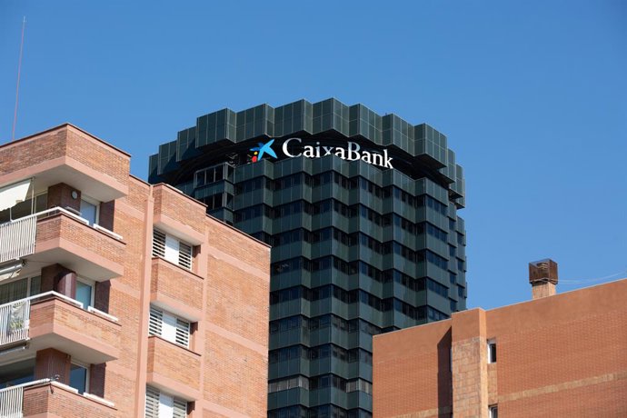Archivo - Fachada de la sede de CaixaBank en la Avenida Diagonal de Barcelona.