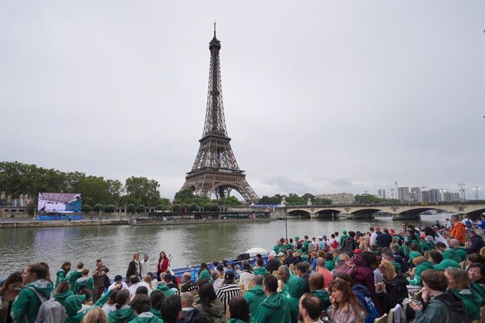 Ceremonia de apertura de os Juegos de París 2024 en el río Sena.