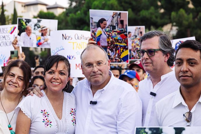 El portavoz del PP en el Congreso, Miguel Tellado (3d), durante una manifestación en apoyo a la oposición venezolana, a 28 de julio de 2024, en Madrid (España).