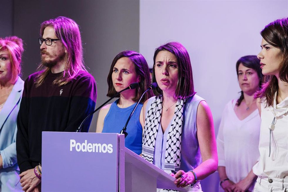 Archivo - La eurodiputada, Irene Montero (c), junto al secretario de Organización Pablo Fernández (i), la secretaria general de Podemos, Ione Belarra (2i), y la portavoz de Podemos, Isa Serra (d), en la sede de Podemos, a 9 de junio de 2024, en Madrid (
