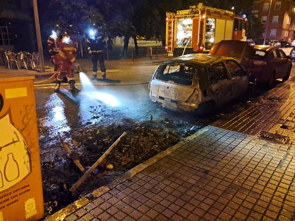 El Servicio Municipal de Bomberos de Ponferrada durante la extinción de uno de los incendios de este lunes.