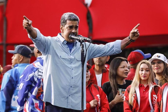 25 July 2024, Venezuela, Caracas: President of Venezuela Nicolas Maduro (C) speaks during his final campaign rally. Maduro is seeking his third term in office in the election on July 28. Photo: Jeampier Arguinzones/dpa