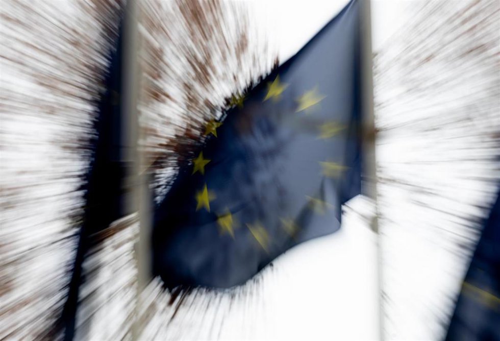 Archivo - Una bandera de la Unión Europea, a 3 de enero de 2024, en Madrid (España). La bandera de la Unión Europea está formada por 12 estrellas amarillas dispuestas en círculo sobre un fondo azul. Las estrellas representan los ideales de solidaridad y