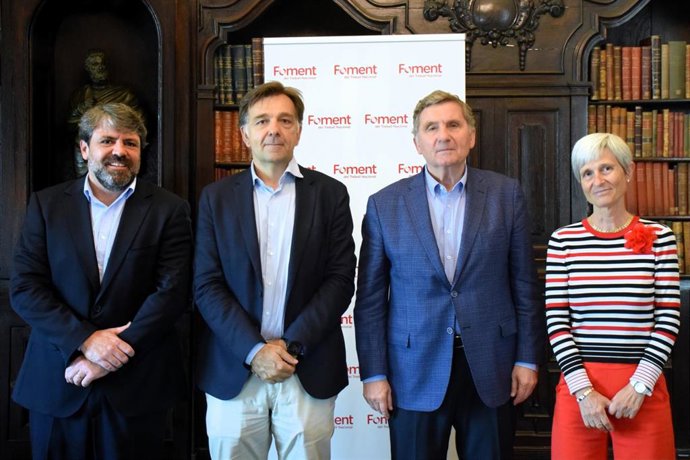 Imagen del acuerdo entre Foment y Aebys.