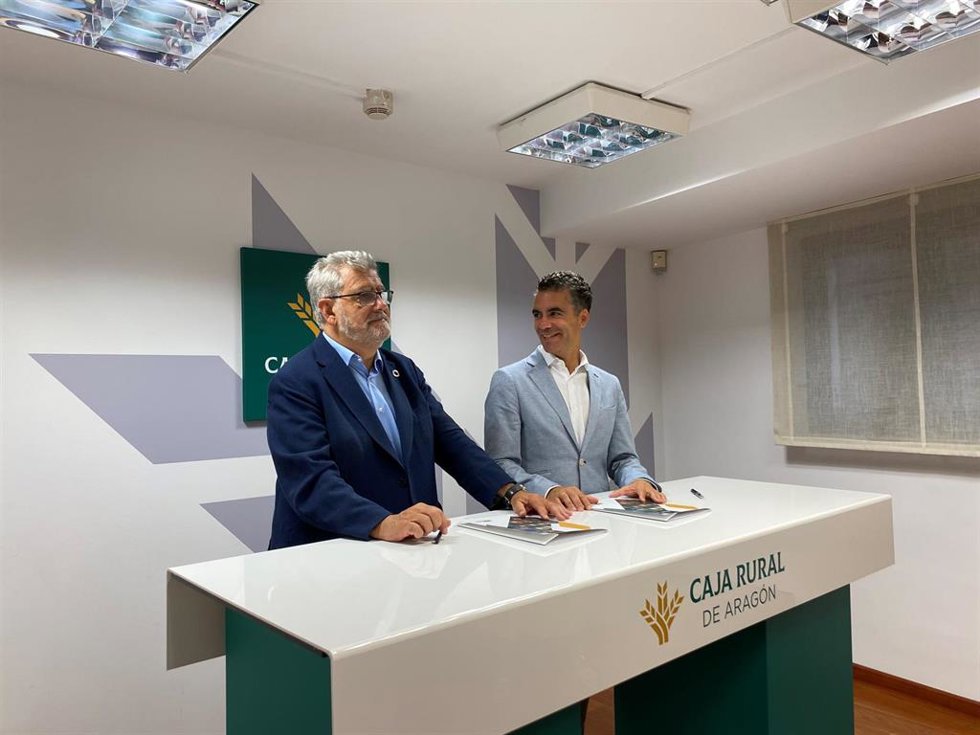 El rector de Unizar, José Antonio Mayoral y el director general de la entidad, Luis Ignacio Lucas.