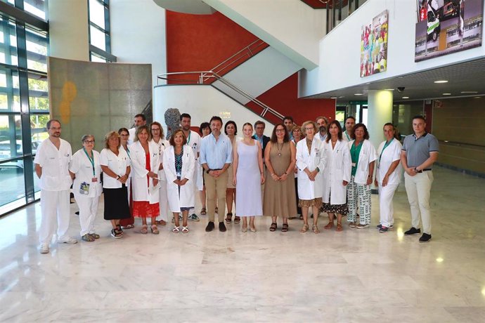 La presidenta del Govern, Marga Prohens; la consellera de Salud, Manuela García, y el director general del IbSalut, Javier Ureña, visitan el laboratorio de Análisis Clínicos de Son Espases