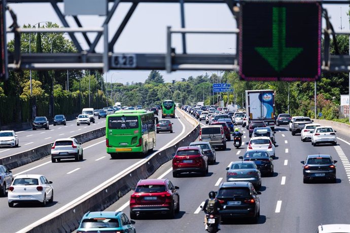 Atasco en la autovía A6, a 24 de julio de 2024, en Madrid (España). Con motivo de la celebración de la festividad de Santiago, mañana 25 de julio, en las comunidades de Cantabria, Galicia, Madrid, Navarra y País Vasco y la proximidad del fin de semana, la