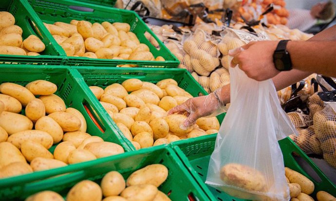 Archivo - Patatas en supermercado de Mercadona.