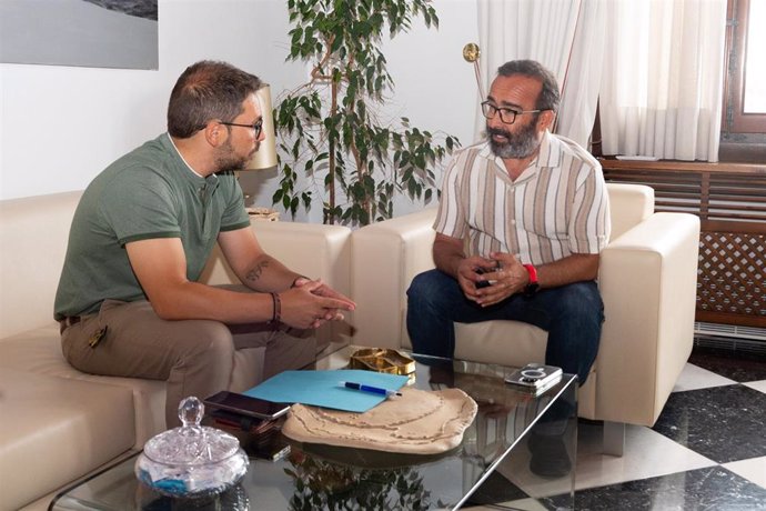 El presidente de la Diputación de Cáceres, Miguel Ángel Morales, y el presidente de la Plataforma Ciudadana por un Hospital en la Sierra de San Pedro, Josema Rodán.