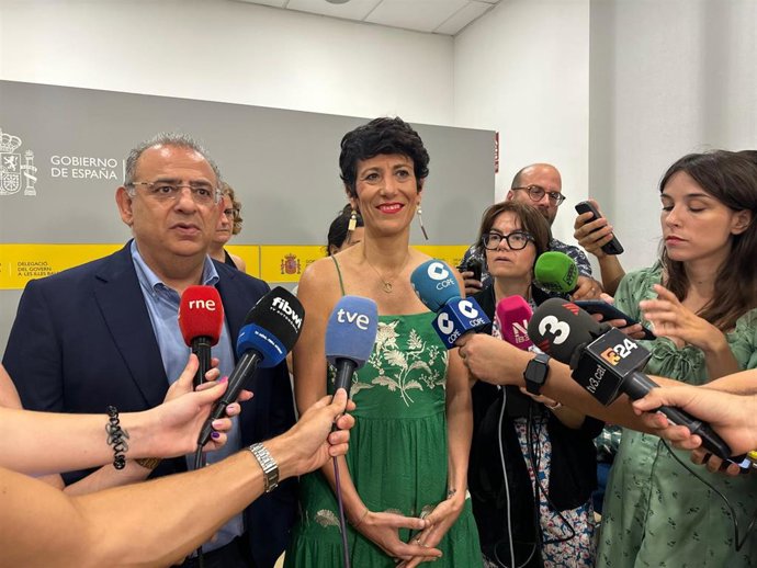 El delegado del Gobierno en Baleares, Alfonso Rodríguez, y la ministra de Inclusión, Seguridad Social y Migraciones, Elma Saiz.