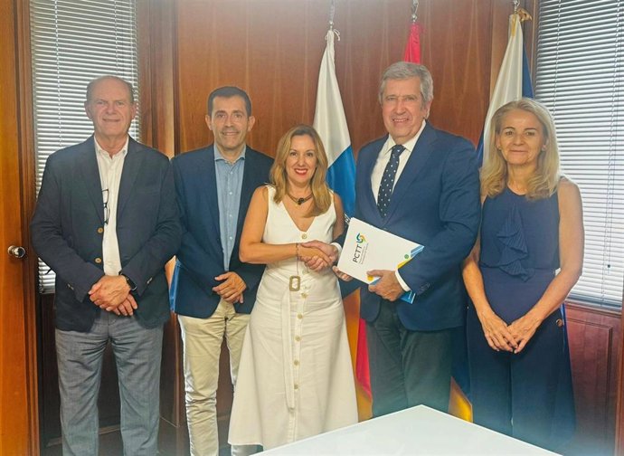La presidenta del Cabildo de Tenerife, Rosa Dávila; el consejero de Innovación, Investigación y Desarrollo, Juan José Martínez, y el director general de INCYDE, Javier Collado