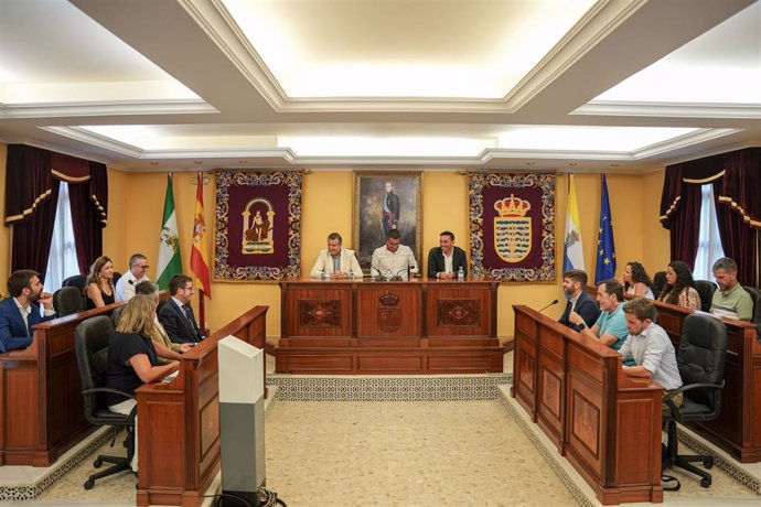 El presidente de la Diputación de Sevilla, Javier Fernández, junto al alcalde de Isla Mayor, Juan Molero; y el diputado de Servicios Públicos Supramunicipales, Gonzalo Domínguez, durante la reunión con los municipios afectados por el virus del Nilo.