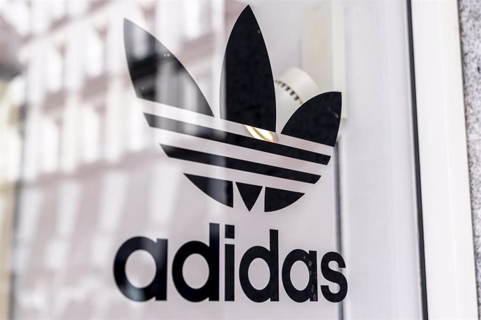 Archivo - Un letrero en el escaparte de una tienda de Adidas 