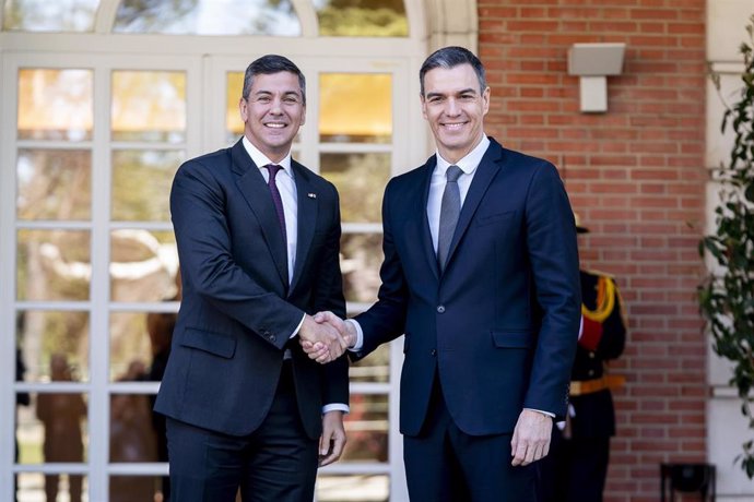 Archivo - El presidente del Gobierno, Pedro Sánchez junto al presidente de Paraguay, Santiago Peña. Imagen de archivo.