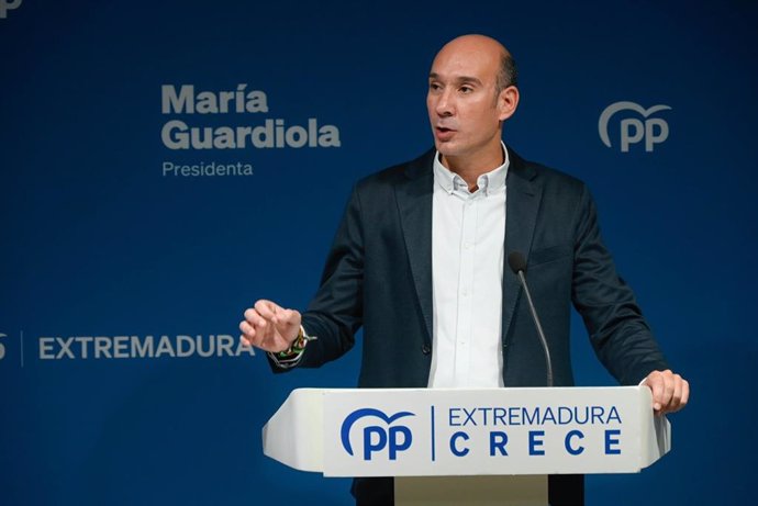 El portavoz del PP de Extremadura, José Ángel Sánchez Juliá, en rueda de prensa