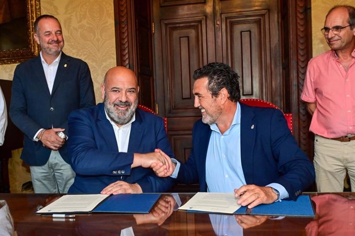 Los alcaldes de Palma, Jaime Martínez, y de Calvià, Juan Antonio Amengual, en la firma del convenio de colaboración para la prestación del servicio de taxi.