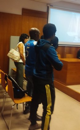 El vidente 'Biciri', en primer plano, junto con los otros dos implicados en la estafa, durante la vista de conformidad celebrada este lunes en el Juzgado de lo Penal 2 de Valladolid.