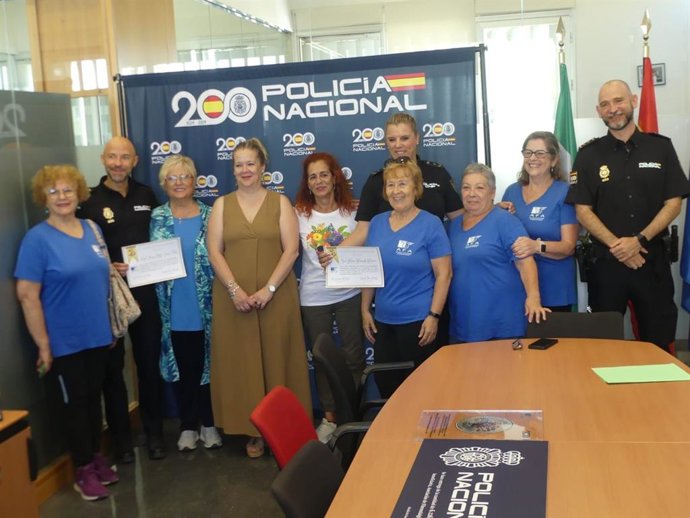 Policía Nacional da un cheque a la Asociación de Fibromialgia de Alcalá (Sevilla) con el dinero recaudado en la carrera Ruta 091