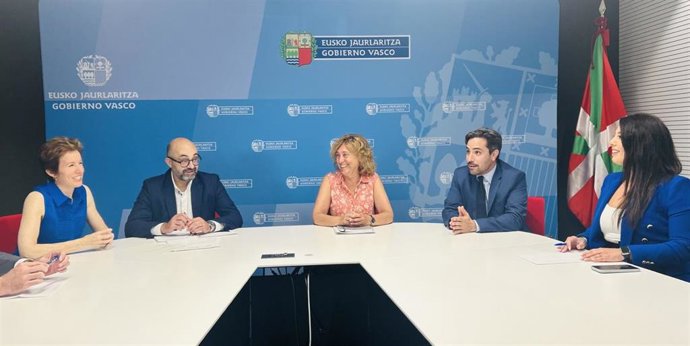 La consejera de Movilidad Sostenible se ha reunido con los diputados forales de Movilidad
