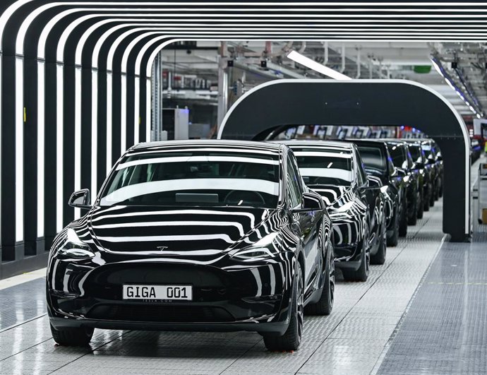 Archivo - FILED - 22 March 2022, Brandenburg, Gruenheide: Several Model Y electric vehicles stand on a conveyor belt at the opening of the Tesla Gigafactory Berlin Brandenburg. Photo: Patrick Pleul/dpa-Zentralbild/dpa