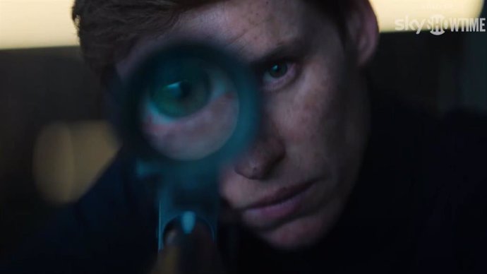 Tenso tráiler de The Day of the Jackal (Chacal), con Eddie Redmayne, Lashana Lynch y Úrsula Corberó