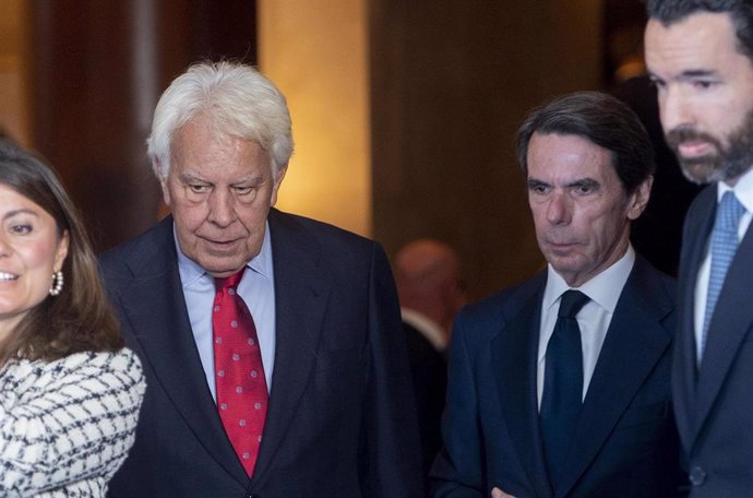 Archivo - Los expresidentes del Gobierno de España, Felipe González (i) y José María Aznar (d), durante la gala conmemorativa del centenario de Telefónica, en el Teatro Real, a 19 de abril de 2024, en Madrid (España). El Rey preside hoy la gala con la que