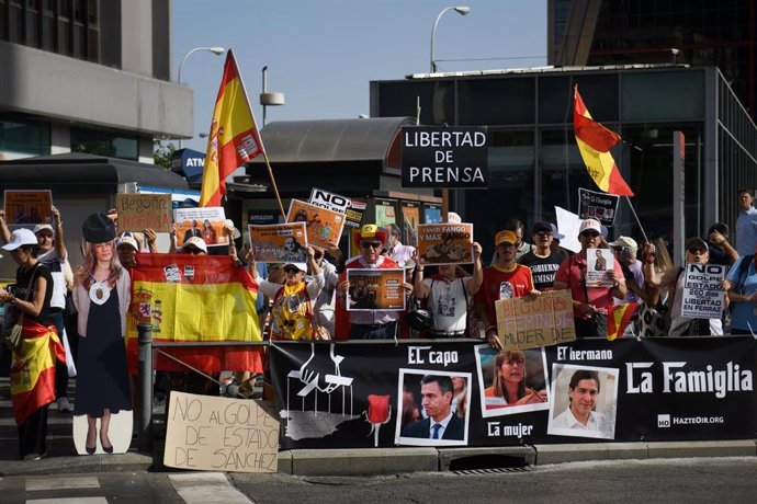 Manifestantes durante la llegada a los juzgados de Plaza Castilla de Begoña Gómez para declarar ante el juez Peinado, a 19 de julio de 2024, en Madrid (España). El titular del Juzgado de Instrucción número 41 de Madrid, Juan Carlos Peinado, ha citado a de