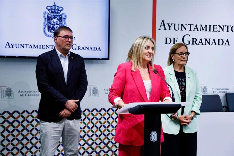 La alcaldesa de Granada, Marifrán Carazo, en rueda de prensa.
