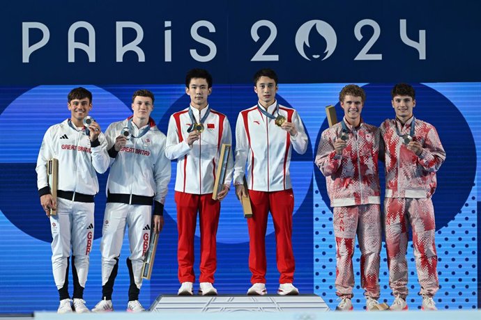 29 July 2024, France, Paris: Silver medallists Britain's Noah Williams and Thomas Daley (L), Gold medallists China's Lian Junjie and Yang Hao (C) and bronze medallists Canada's Nathan Zsombor-Murray and Rylan Wiens celebrate on the podium after the men'