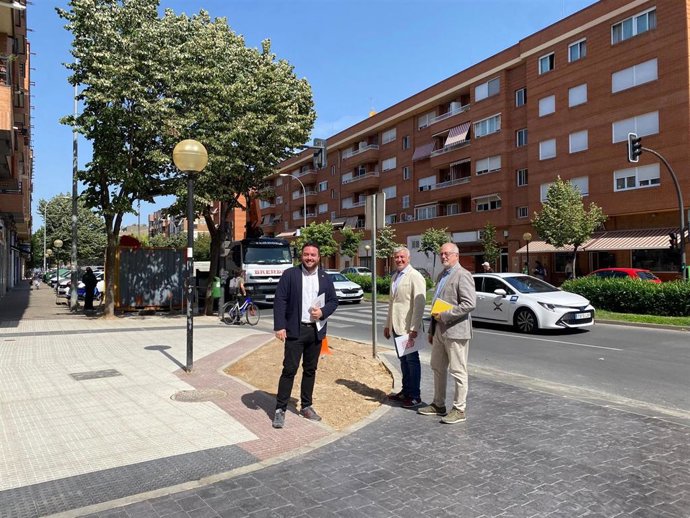 Los concejales del Ayuntamiento de Logroño, Íñigo López-Araquistáin, Ángel Andrés y Jesús López, visitan la recién terminada puerta de entrada desde Madre de Dios por Padre Marín
