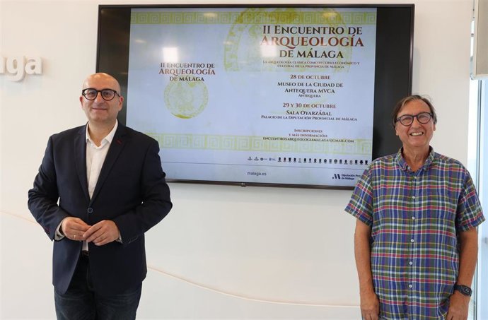 El vicepresidente y diputado de Cultura, Manuel López Mestanza, junto al arqueólogo Manuel Corrales, en la presentación de unas jornadas