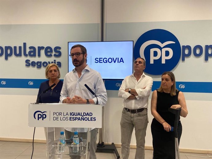 El senador Javier Maroto, durante su intervención, con sus compañeros Paloma Sanz (izda), Juan José Sanz Vitorio y María Ángeles García (PP Segovia).